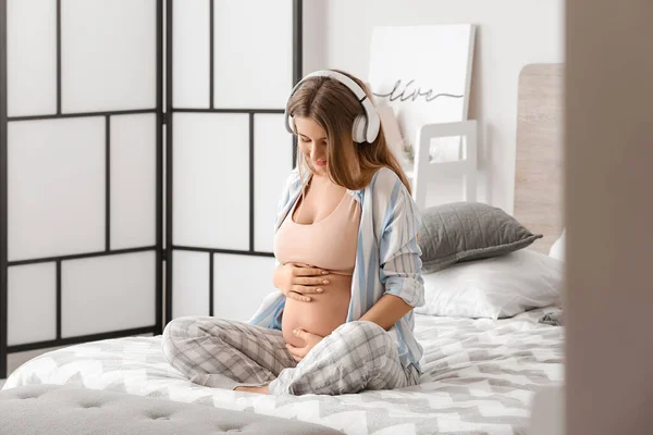 Beautiful Young Pregnant Woman Listening Music Home — Stock Photo, Image