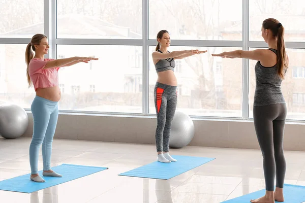 Junge Schwangere Trainieren Mit Trainer Fitnessstudio — Stockfoto
