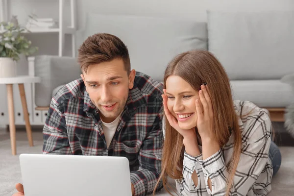 Jovem Casal Vídeo Conversando Casa — Fotografia de Stock