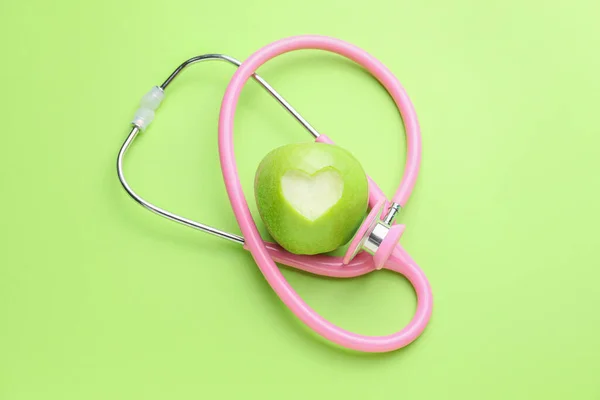 Čerstvé Jablko Stetoskop Barevném Pozadí — Stock fotografie