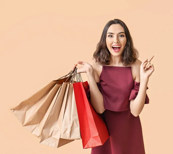 Mooie Jonge Vrouw Met Boodschappentassen Kleur Achtergrond — Stockfoto