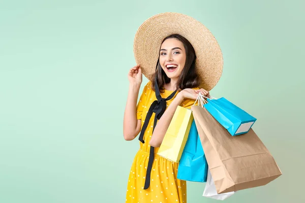 Mooie Jonge Vrouw Met Boodschappentassen Kleur Achtergrond — Stockfoto