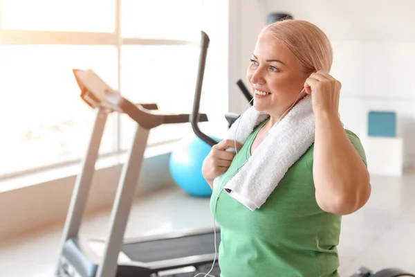 Sporty Mature Woman Listening Music Gym — Stock Photo, Image