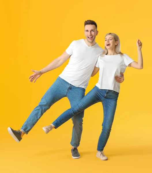 Happy Dancing Young Couple Color Background — Stock Photo, Image