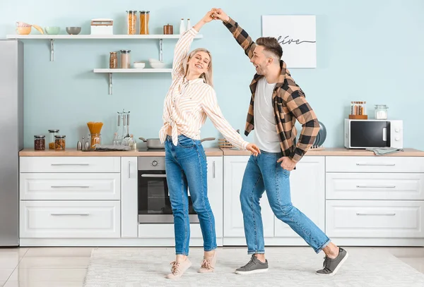 Joyeux Couple Dansant Dans Cuisine — Photo