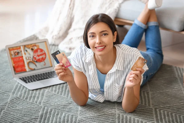 Jovem Com Laptop Cartões Crédito Casa Conceito Compras Online — Fotografia de Stock
