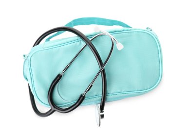 Beyaz arkaplanda çantalı steteskop