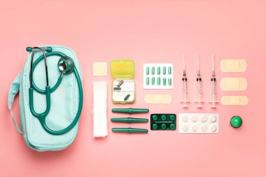 Renk arkaplanı üzerine ilk yardım çantası
