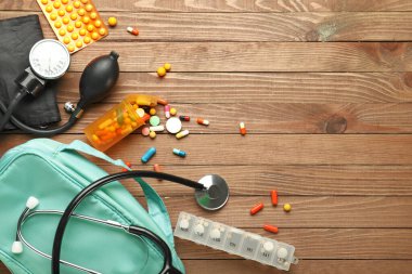 Ahşap arka planda ilk yardım çantası