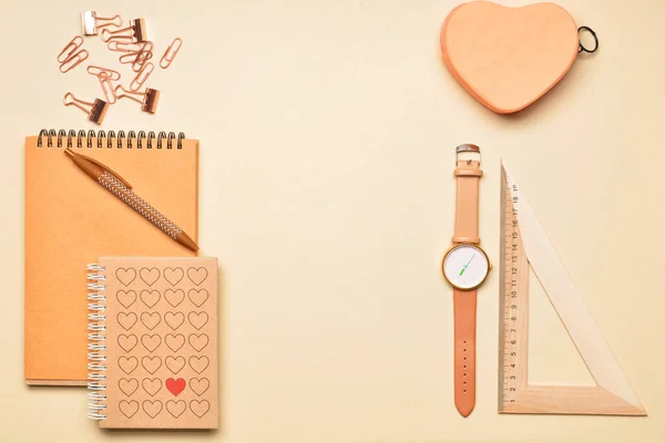 Conjunto Útiles Escolares Con Reloj Sobre Fondo Color —  Fotos de Stock