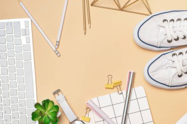 Renkli arka planda okul malzemeleri, ayakkabılar ve bilgisayar klavyesinden yapılmış çerçeve