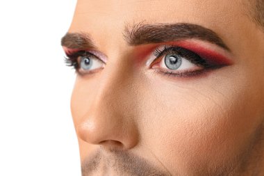 Beyaz arka planda genç transseksüel kadın, yakın plan.