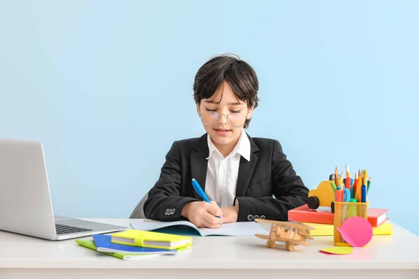 Kleine Jongen Doet Huiswerk Tegen Kleur Achtergrond — Stockfoto