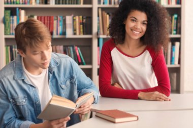 Kütüphanede sınava hazırlanan genç öğrenciler