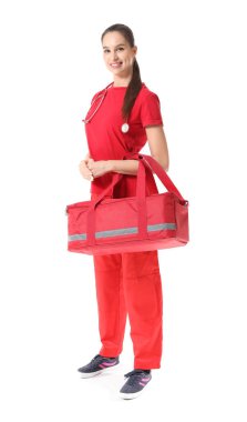 Beyaz arka planda çantası olan kadın sağlık görevlisi