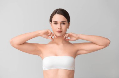 Açık arka planda güzel genç bir kadın. Plastik cerrahi konsepti