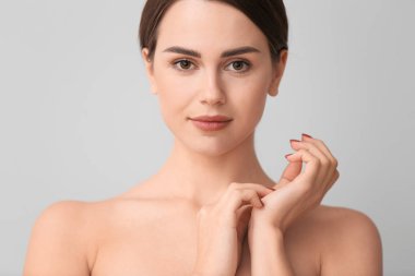 Açık arka planda güzel genç bir kadın. Plastik cerrahi konsepti