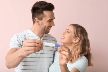 Hamilelik testi olan mutlu genç çift.