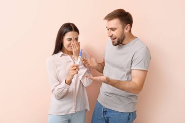 Geçmişinde hamilelik testi olan duygusal genç çift.