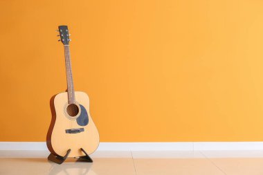 Renk duvarına yakın modern gitar