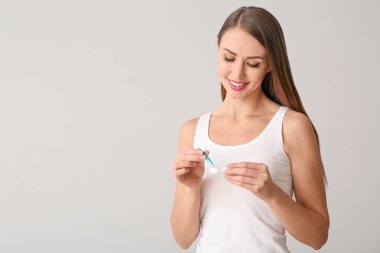 Açık arkaplanda kontakt lensli kadın