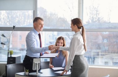 İnsan kaynakları yöneticisi başarılı bir röportajdan sonra başvuranla tokalaşıyor