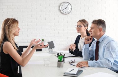 İnsan kaynakları mülakat kadın ofiste komisyon