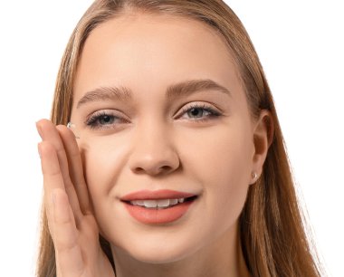 Beyaz arka planda kontak lensli genç kadın