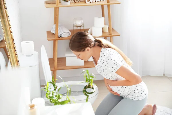 Беременная Женщина Страдающая Токсикозом Ванной Комнате — стоковое фото