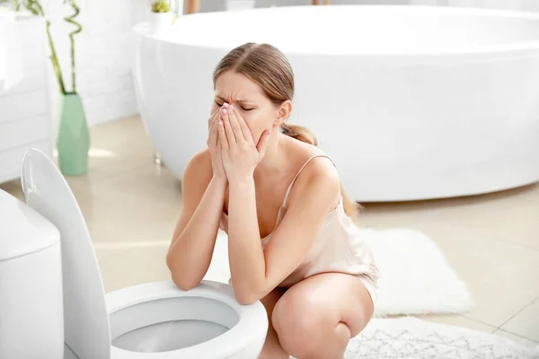 Hamile Kadın Banyoda Toksikoz Muzdarip — Stok fotoğraf