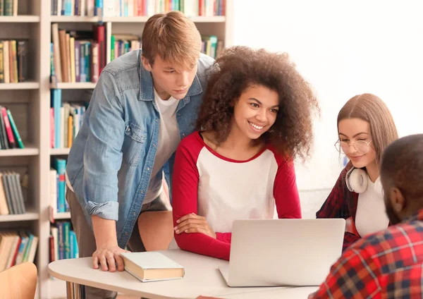 Jovens Estudantes Preparando Para Exame Biblioteca — Fotografia de Stock