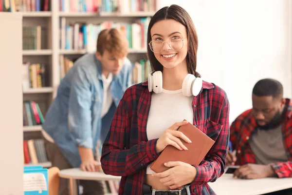 Retrato Estudante Sexo Feminino Biblioteca — Fotografia de Stock