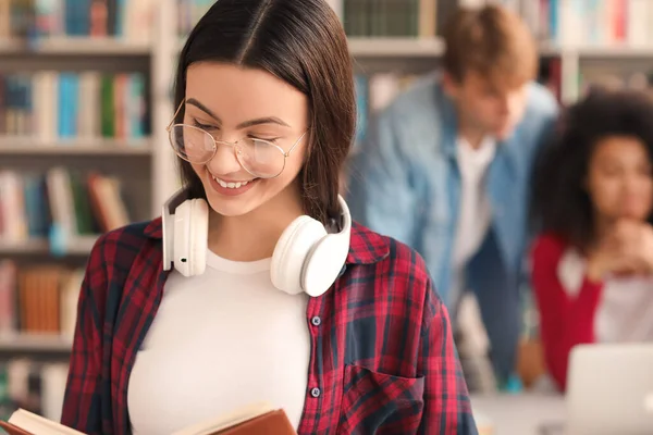 Estudiante Leyendo Libro Mientras Prepara Para Examen Biblioteca —  Fotos de Stock