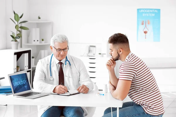 Jongeman Bezoek Bij Uroloog Kliniek — Stockfoto