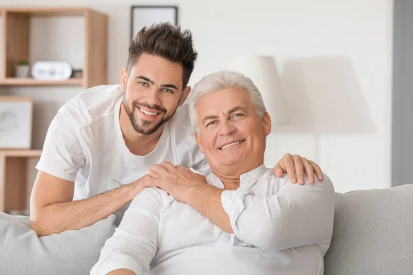 Giovane Uomo Suo Padre Casa — Foto Stock