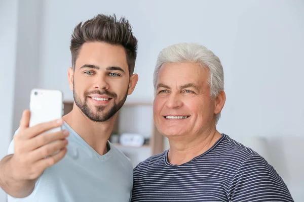 Jovem Seu Pai Tomando Selfie Casa — Fotografia de Stock