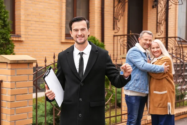 Male Real Estate Agent Key Mature Couple House Sale Outdoors — Stock Photo, Image