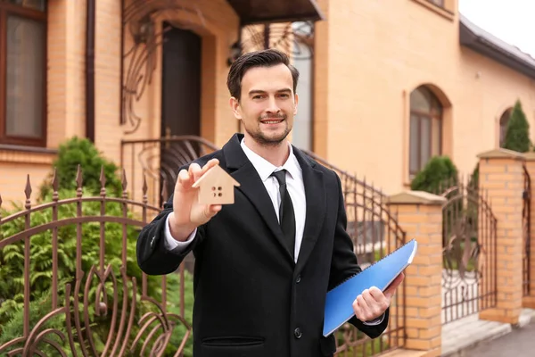 Männlicher Immobilienmakler Der Nähe Von Haus Zum Verkauf Freien — Stockfoto