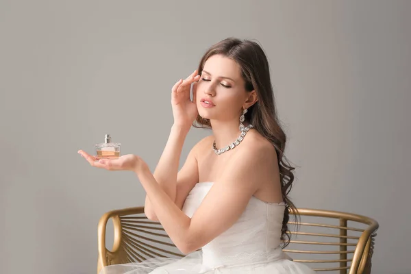 Mooie Jonge Bruid Met Fles Parfum Grijze Achtergrond — Stockfoto