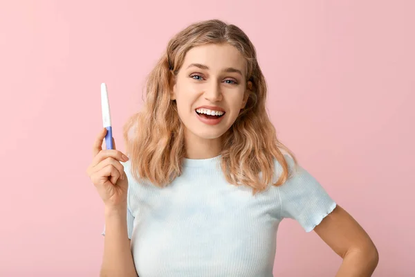 Szczęśliwa Młoda Kobieta Testem Ciążowym Tle Koloru — Zdjęcie stockowe