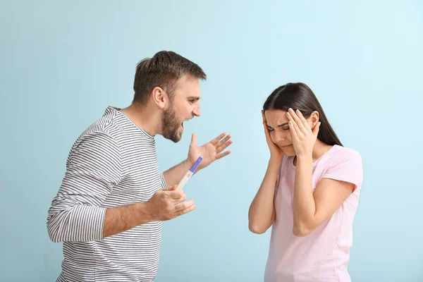 Känslomässigt Ungt Par Med Graviditetstest Färg Bakgrund — Stockfoto