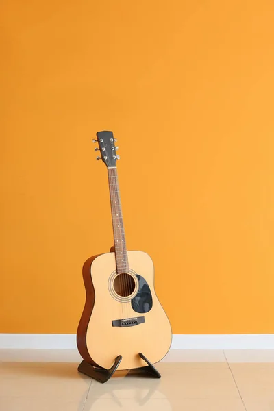 Guitarra Moderna Cerca Pared Color — Foto de Stock