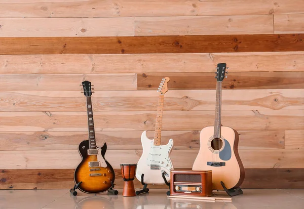 Modern Guitars Drum Radio Receiver Wooden Wall — Stock Photo, Image