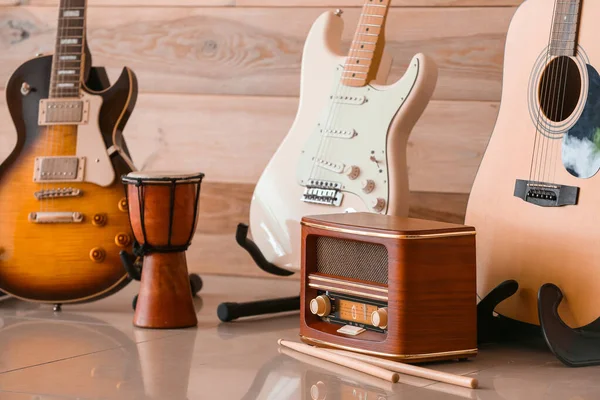 Modern Guitars Drum Radio Receiver Wooden Wall — Stock Photo, Image