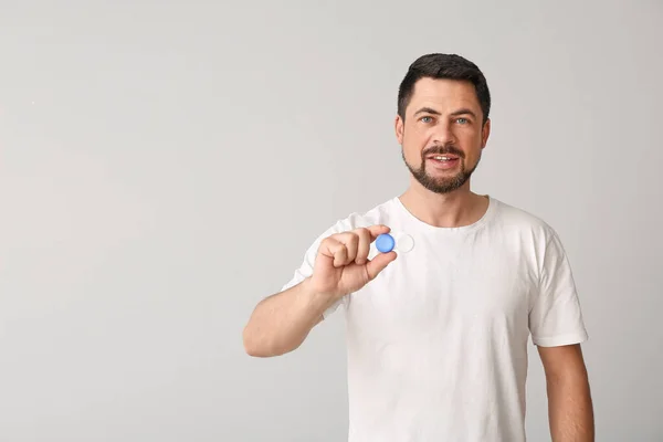 Hombre Con Lentes Contacto Sobre Fondo Claro — Foto de Stock