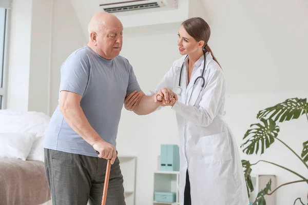 Female Doctor Working Senior Man Suffering Parkinson Syndrome Clinic — Stock Photo, Image