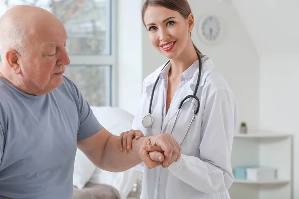 Female Doctor Senior Man Suffering Parkinson Syndrome Clinic — Stock Photo, Image