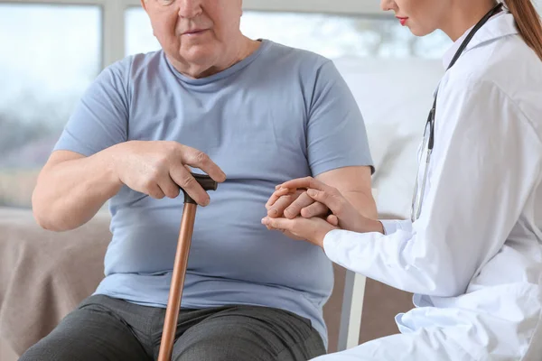 Női Orvos Idős Férfi Szenved Parkinson Szindróma Klinikán — Stock Fotó