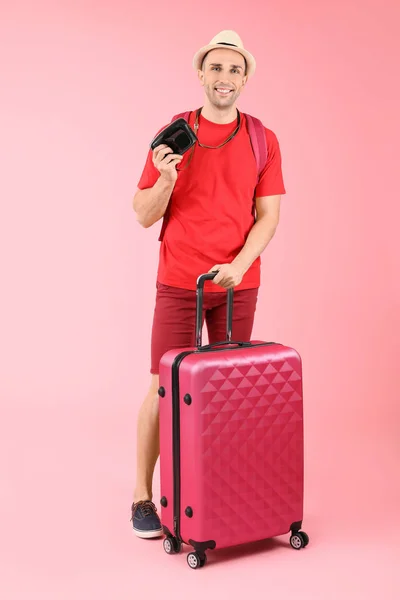 Turista Masculino Con Equipaje Sobre Fondo Color — Foto de Stock