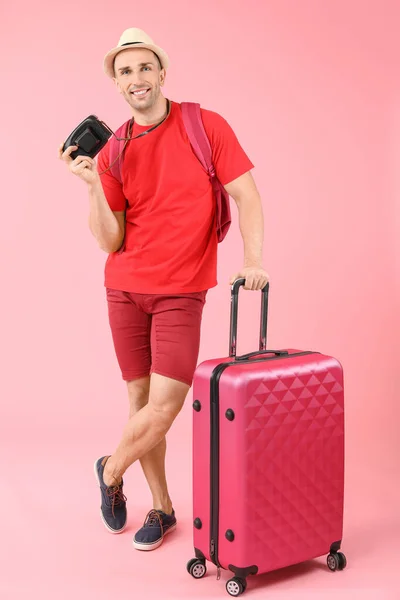 Man Toerist Met Bagage Kleur Achtergrond — Stockfoto
